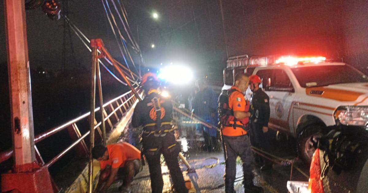 Un hombre atrapado por la corriente y autos varados dejan lluvias en Nuevo León