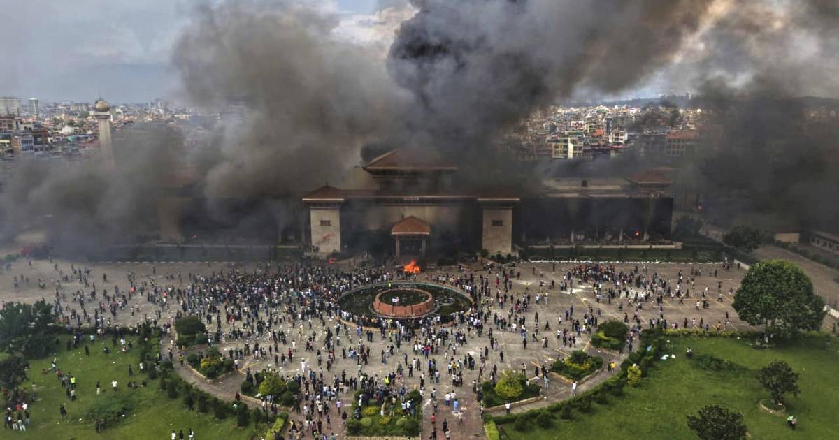 Confirman 30 muertos y más de mil heridos en Nepal, entre ellos la esposa de un ex primer ministro