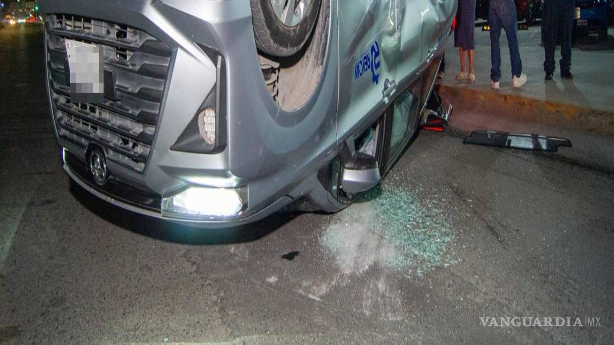 $!El transporte de personal terminó volcado sobre el periférico Luis Echeverría tras ser proyectado contra el camellón central.