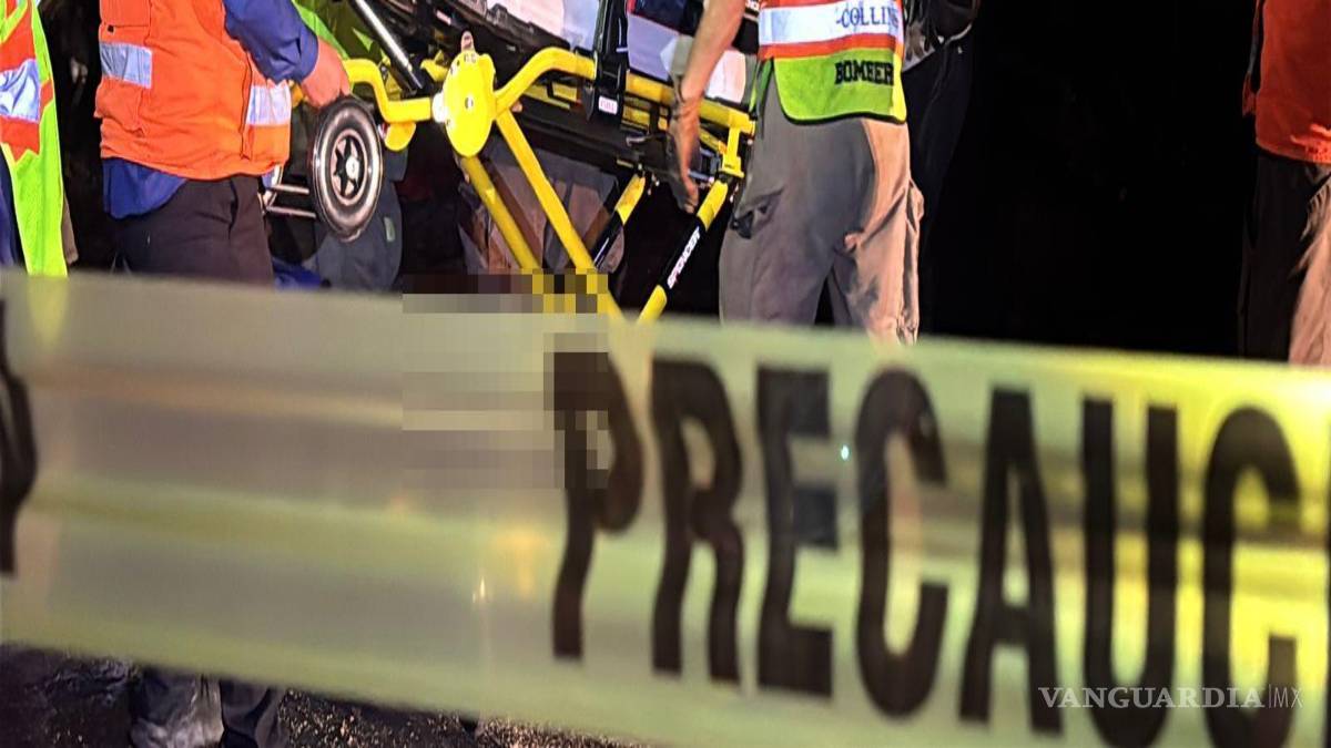 $!Bomberos realizan maniobras de rescate para liberar a los trabajadores atrapados en el interior del transporte, mientras paramédicos atienden a los heridos en el lugar del accidente.