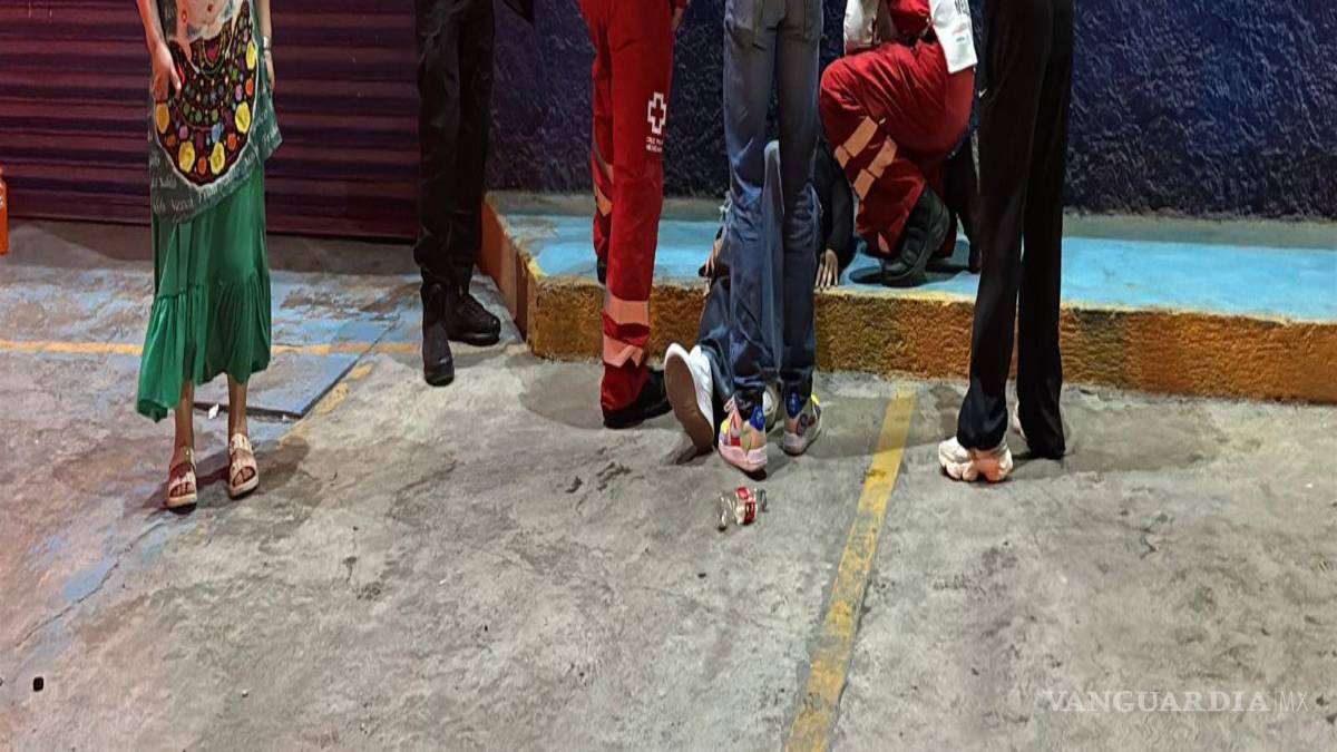 $!Elementos de Tránsito Municipal acudieron al sitio para tomar conocimiento de los hechos y coordinar la vialidad, mientras paramédicos de la Cruz Roja valoraban a los conductores involucrados, quienes no presentaron lesiones de gravedad.