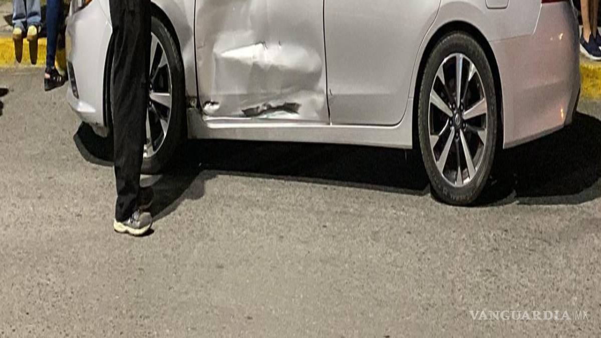 $!El percance ocurrió cuando la conductora de un automóvil presuntamente realizó una maniobra de incorporación sin las debidas precauciones, cerrando el paso a la motocicleta en la que viajaban los dos jóvenes.