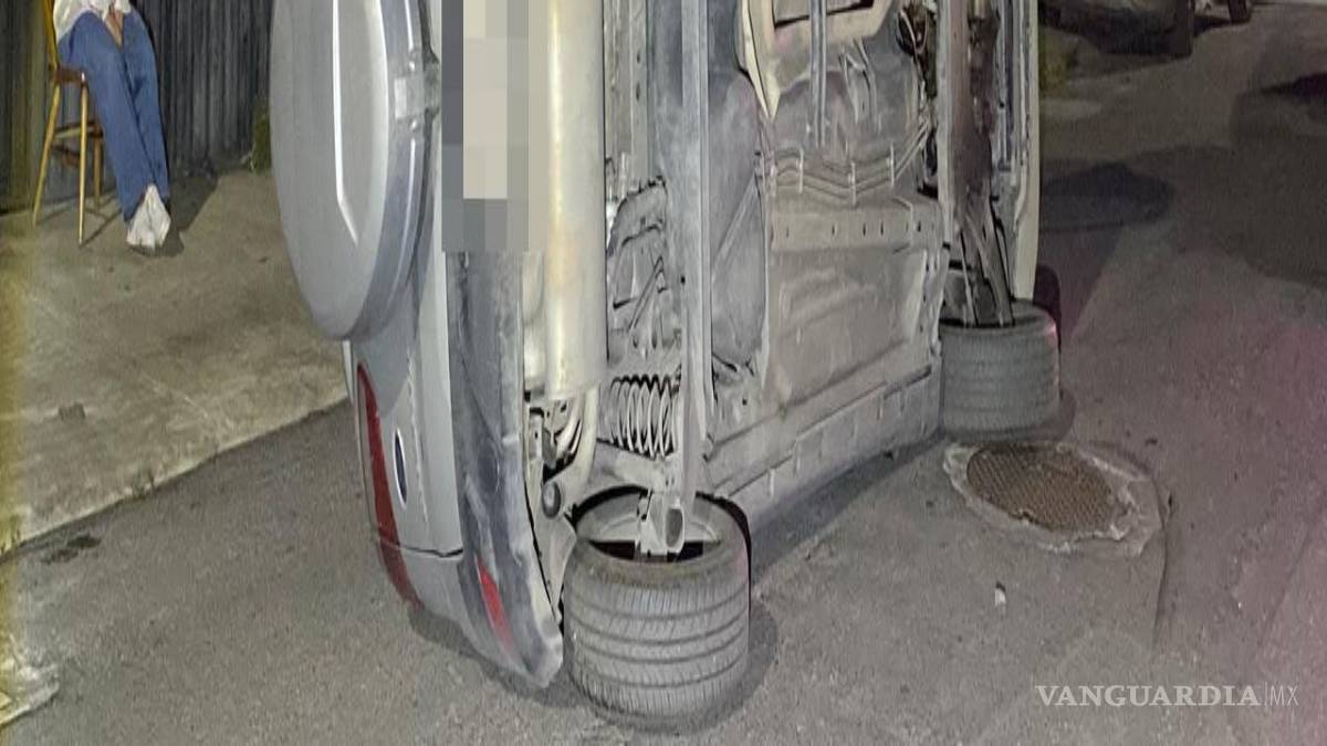 $!La Ford EcoSport terminó volcada sobre uno de sus costados tras impactarse contra un vehículo estacionado en la colonia Latinoamericana.