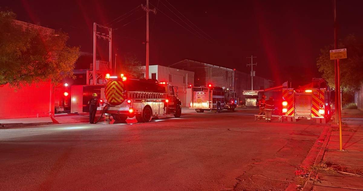 Moviliza incendio en una empresa de adhesivos en Escobedo, Nuevo León