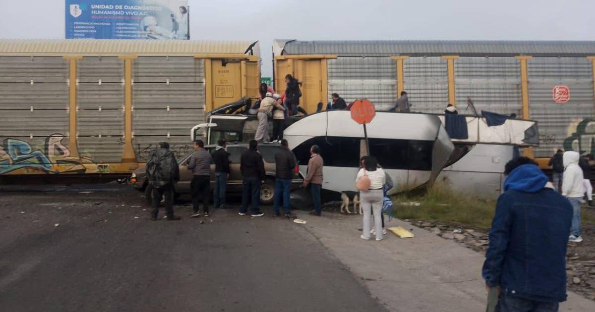 Tragedia en Edomex: deja 10 muertos choque entre tren y autobús de pasajeros