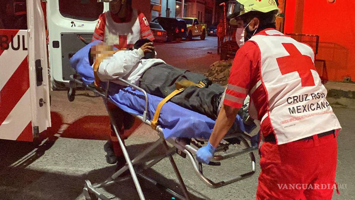 $!El joven fue llevado en una ambulancia de la Cruz Roja al Hospital General para recibir atención médica.