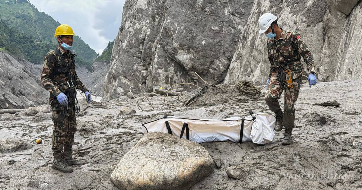 Mientras la cifra de fallecidos por las inundaciones supera las mil personas, se realizan entierros masivos en Nepal