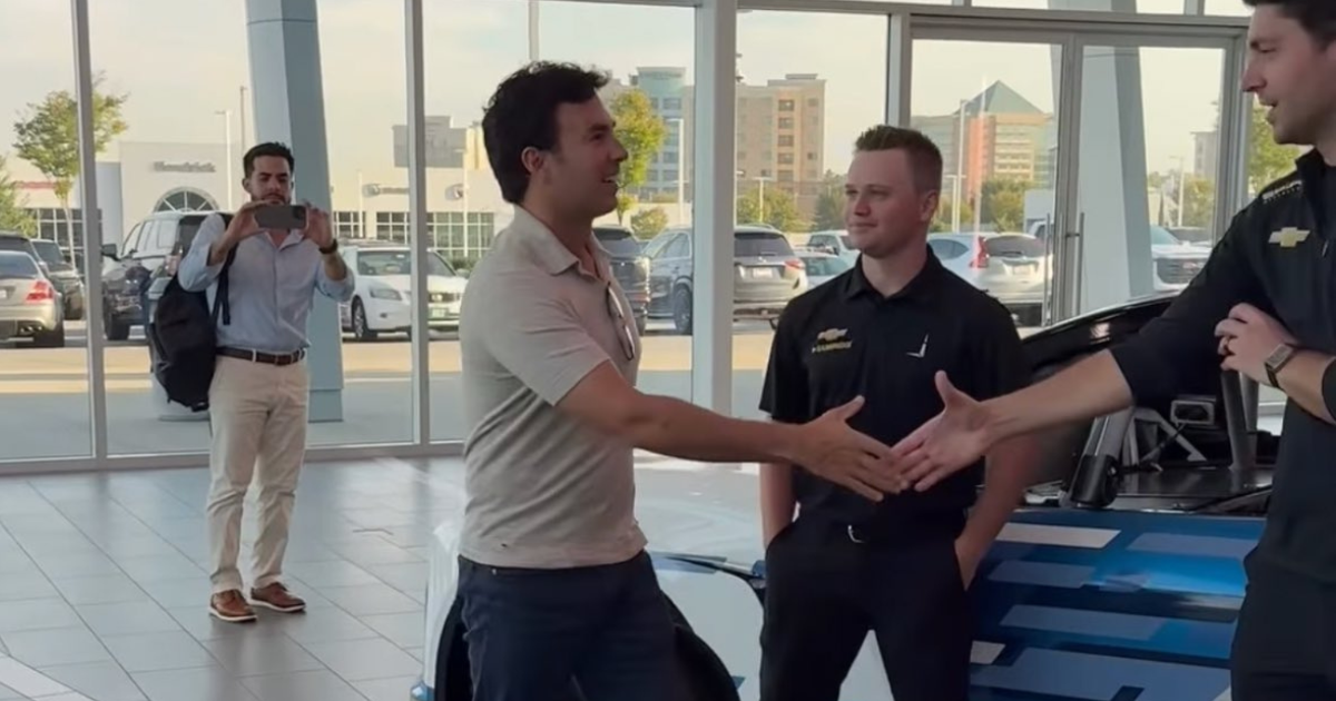 Checo Pérez inicia su trabajo con Cadillac: primera visita a la fábrica del nuevo equipo de F1