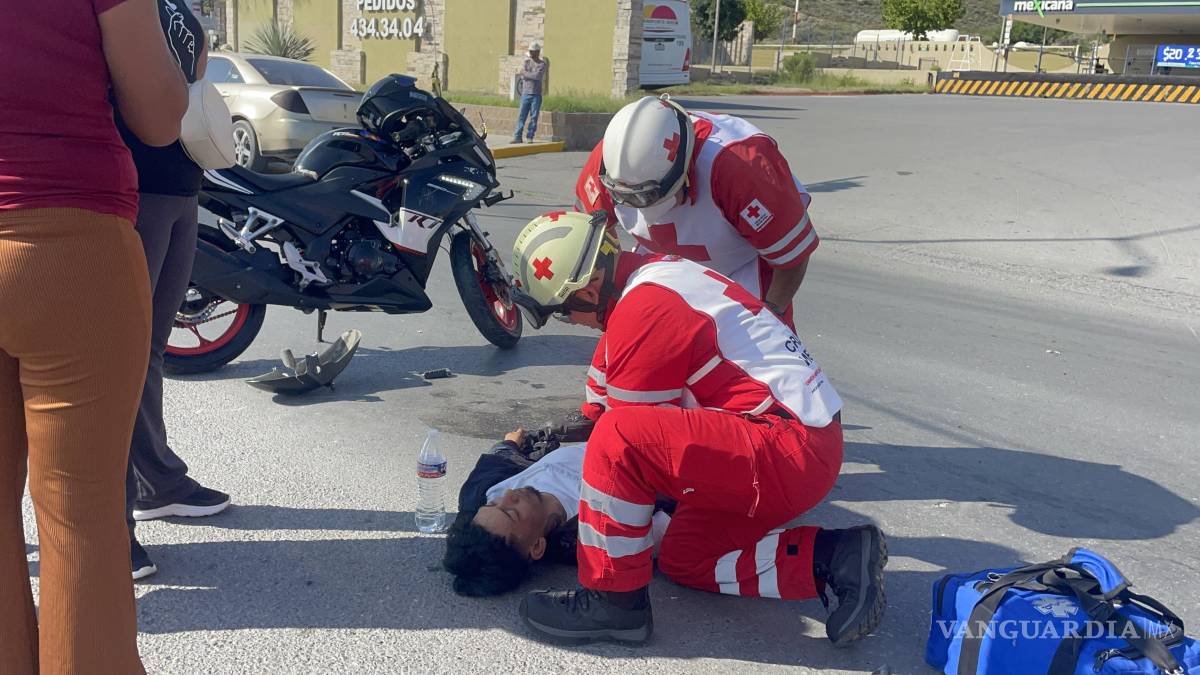 Motociclista provoca dos choques al dar vuelta prohibida en Saltillo; resulta lesionado