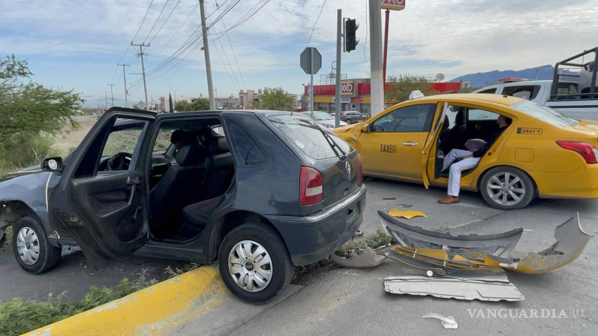 Joven provoca choque en cruce de Saltillo; reportan un lesionado
