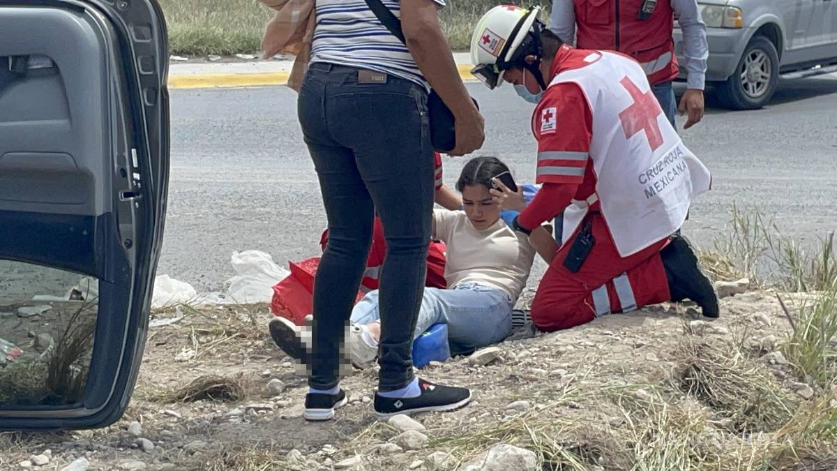 Saltillo: Menor no hace alto, provoca choque y vuelca en Los Pastores