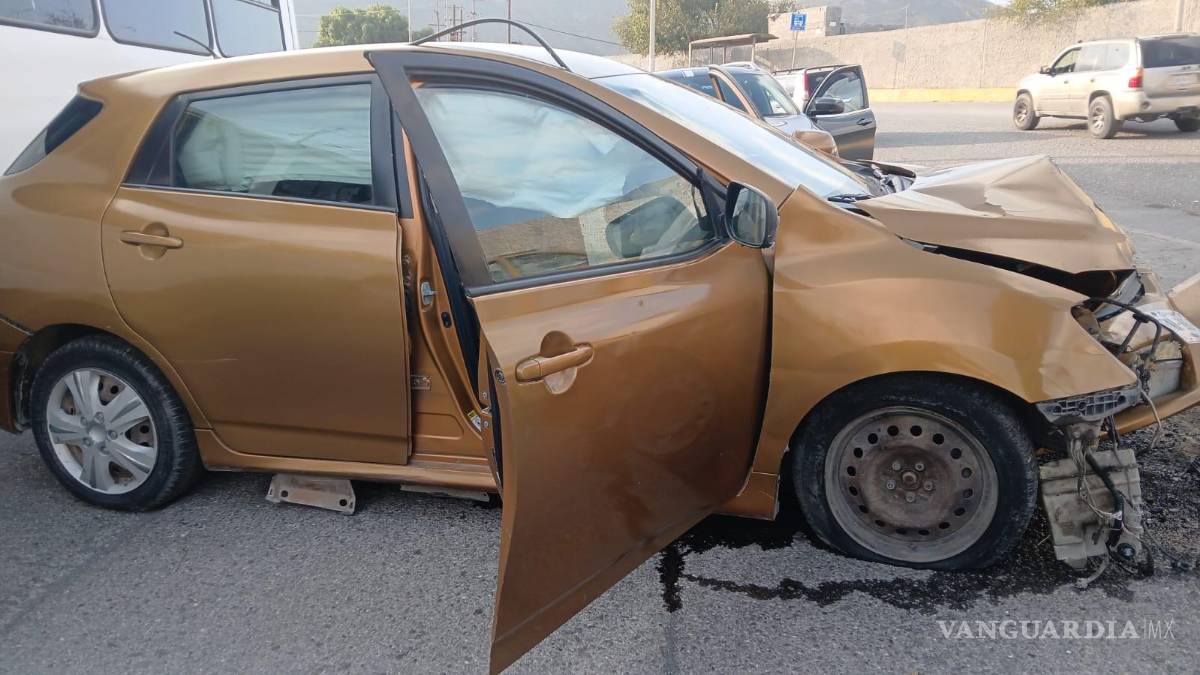 Joven pierde el control y se impacta contra poste, en Saltillo