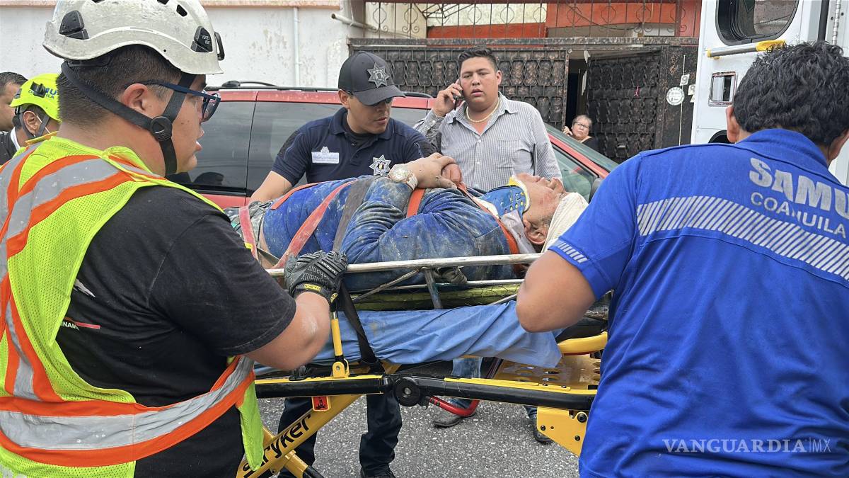 Bomberos rescatan a hombre que cayó en un arroyo, en Saltillo
