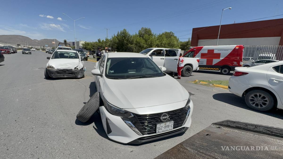 Choque frente al Centro de Justicia Penal en Saltillo y termina lesionado