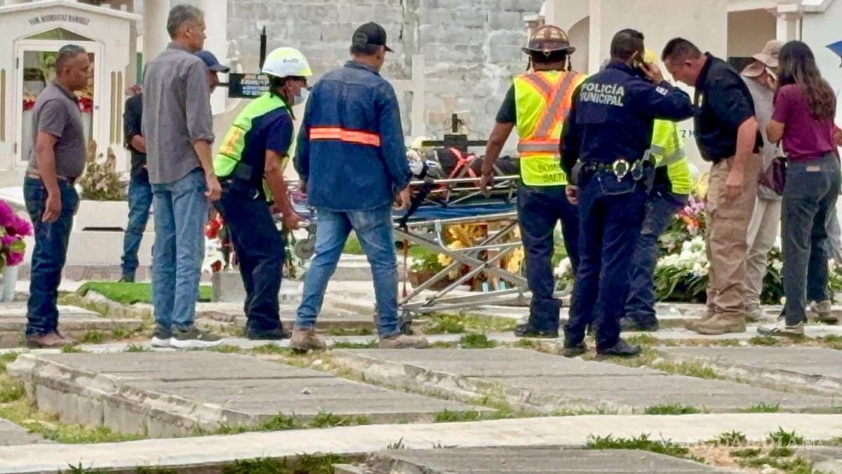Rescatan a mujer que cayó al fondo de una cripta, en Saltillo