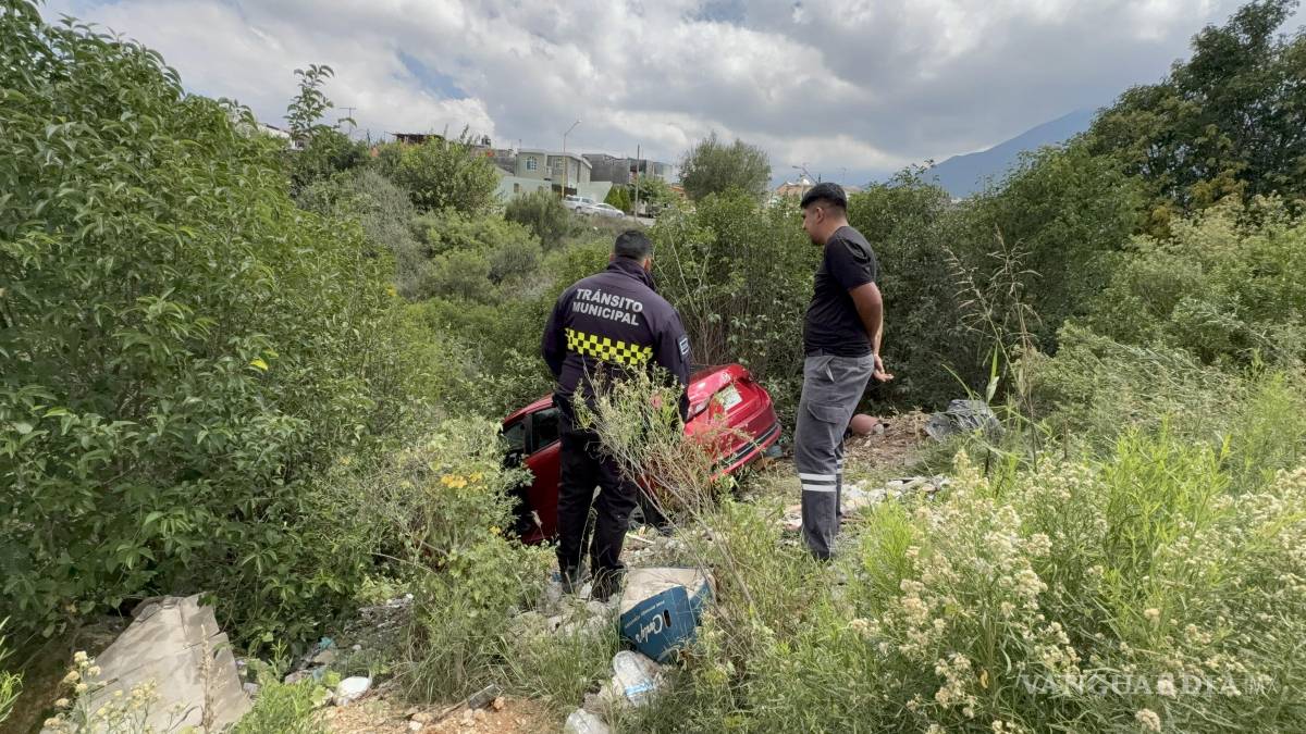 Termina vehículo al borde de un arroyo tras desplazarse solo en Saltillo