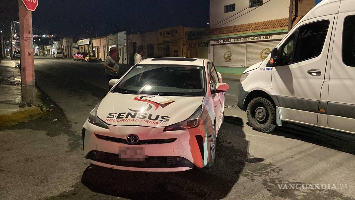 Le quita el derecho de paso a transporte de personal y choca en Zona Centro de Saltillo