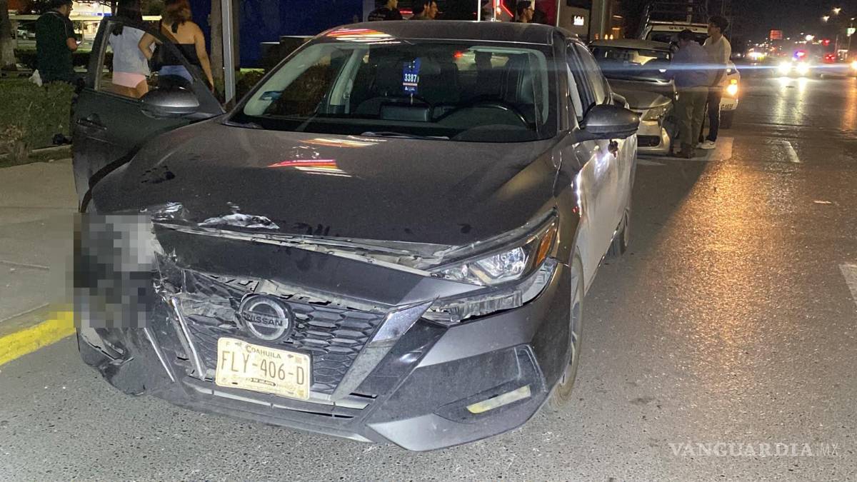 Ignora semáforo en rojo y provoca choque en la entrada a Plaza Patio en Saltillo