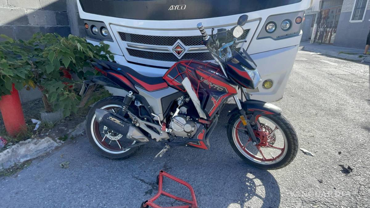 Conductora embiste a motociclista, en Saltillo