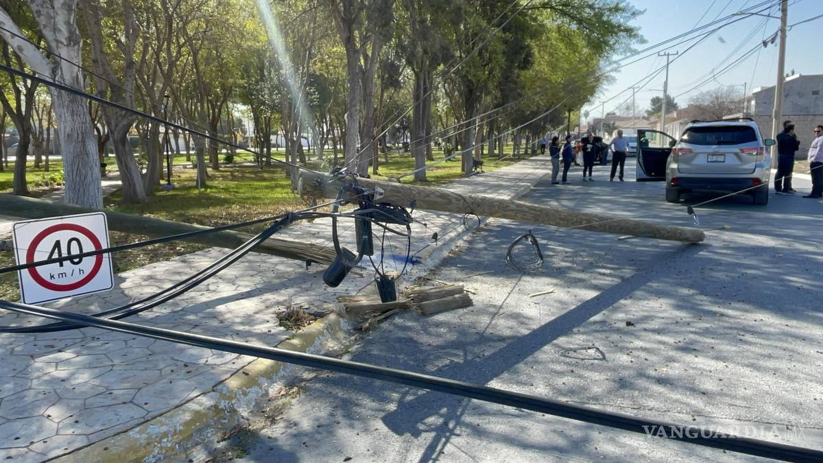 Pierde septuagenario el control y derriba dos postes en plaza pública de Saltillo