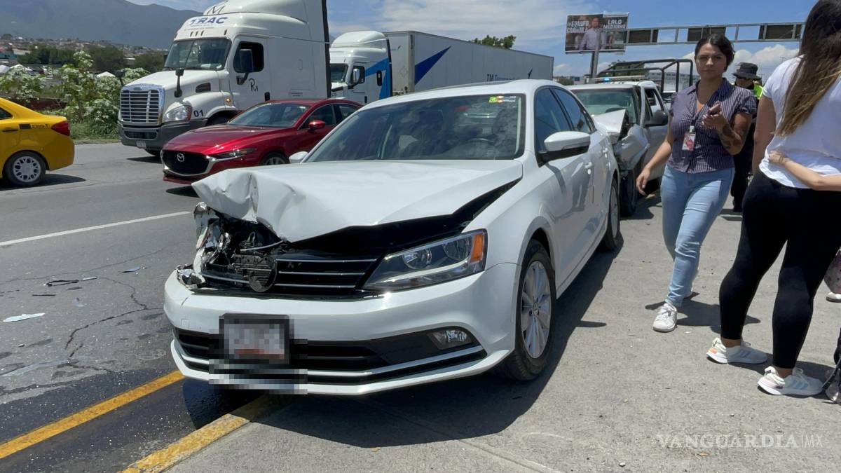 Choque por alcance dejó dos vehículos sobre el camellón en Saltillo