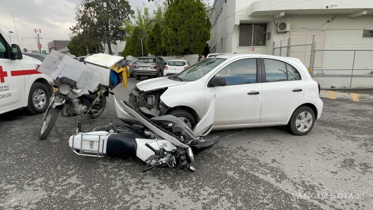 Joven en moto se impacta contra auto, en Saltillo