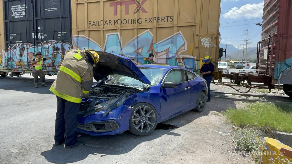 Tren embiste automóvil en cruce ferroviario de Saltillo