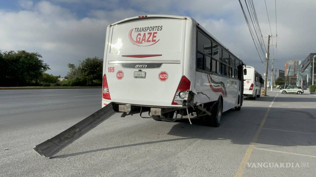 Se salva tras derribar poste en bulevar Venustiano Carranza, en Saltillo