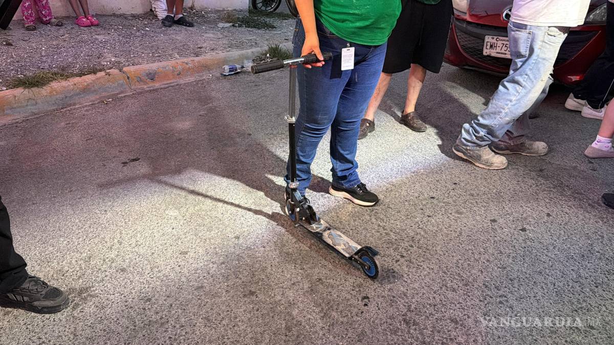Menor en patín del diablo se impacta contra auto, en Saltillo