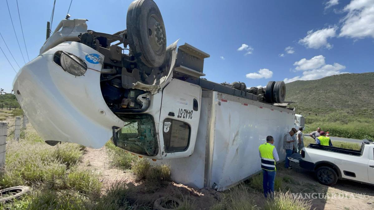 Se queda dormido al volante y vuelca tráiler en la carretera Saltillo-Torreón
