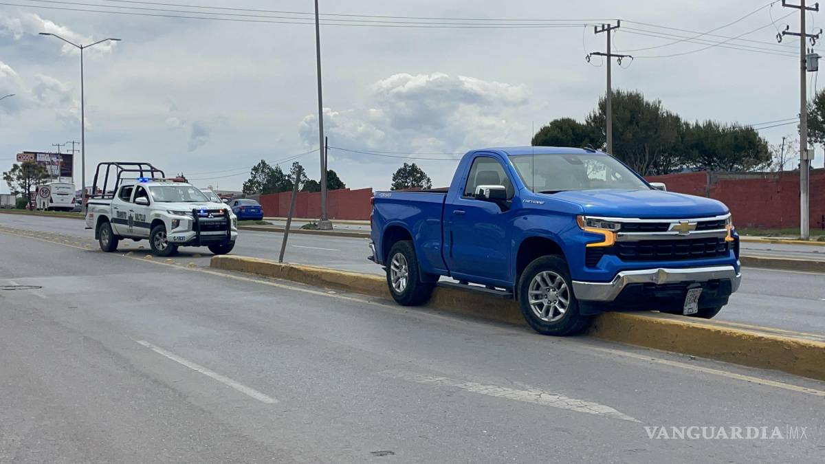 Conductor termina en el camellón tras accidente, en Saltillo