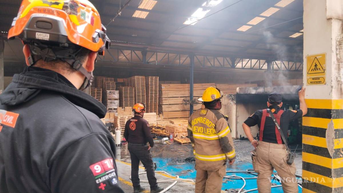Incendio en bodega deja cuatro intoxicados y más de 180 evacuados, en Nuevo León