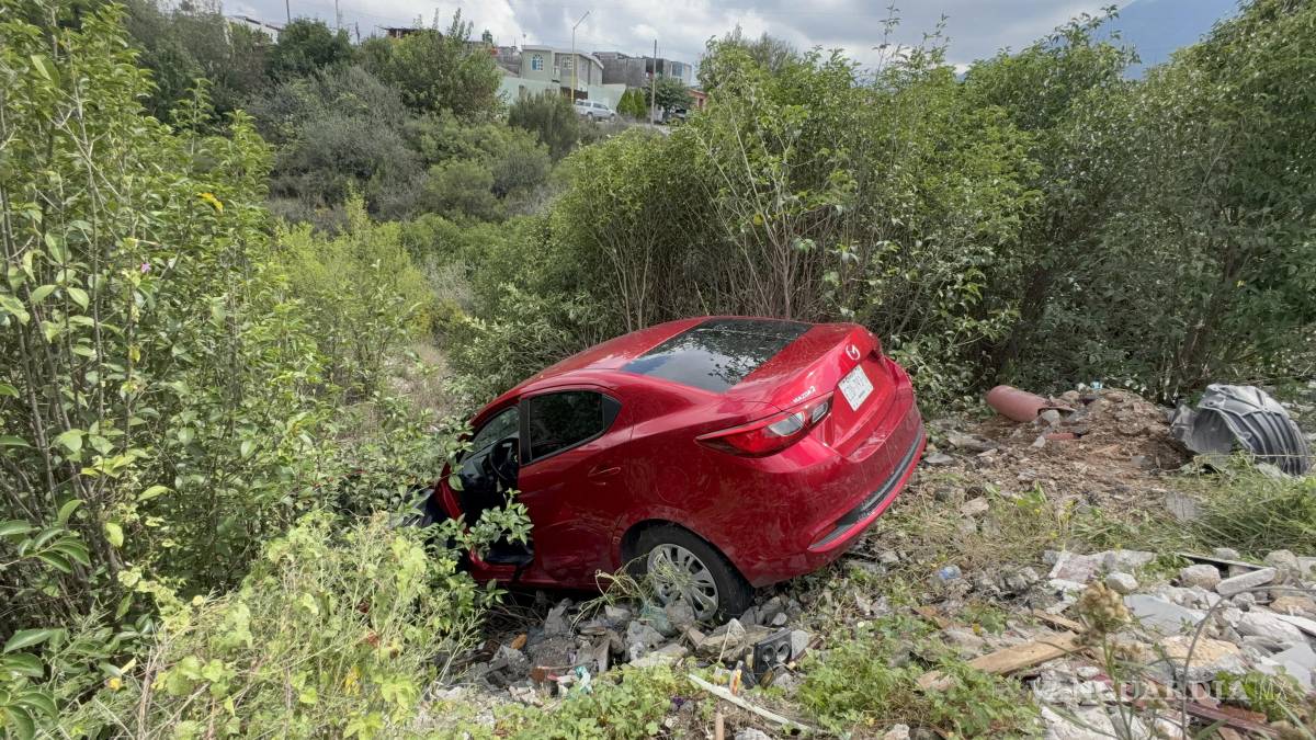 Termina vehículo al borde de un arroyo tras desplazarse solo en Saltillo
