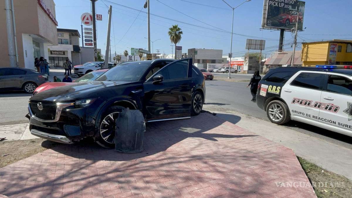 Conductoras chocan y terminan sobre la banqueta, en Saltillo