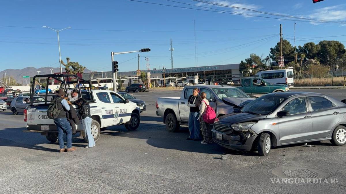 Trasnochado confunde luz del semáforo y provoca accidente, al sur de Saltillo