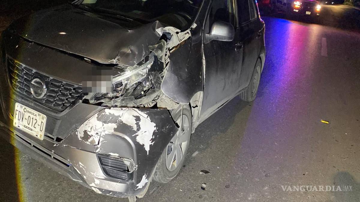 $!Elementos de Tránsito Municipal acudieron al lugar para tomar conocimiento del percance y abanderar la circulación, con el objetivo de evitar que se registrara otro accidente en la zona.