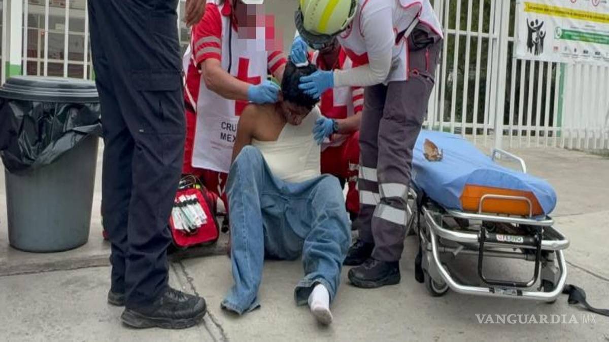 $!El joven de 24 años recibió los primeros auxilios antes de ser trasladado al Hospital General.