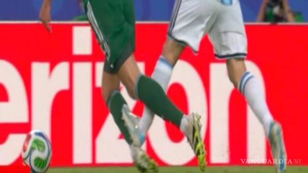 $!Plancha de Messi al jugador argelino.