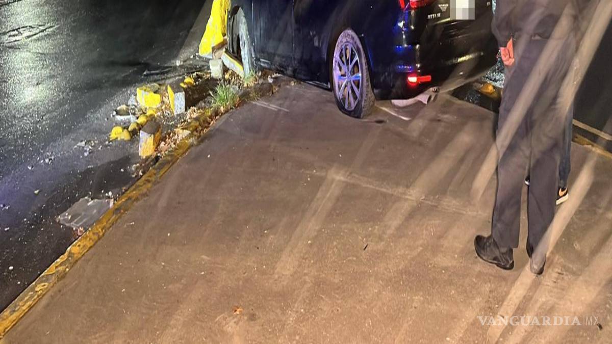 $!Elementos de Tránsito Municipal acudieron al sitio para abanderar la zona y tomar conocimiento del accidente registrado durante la madrugada.