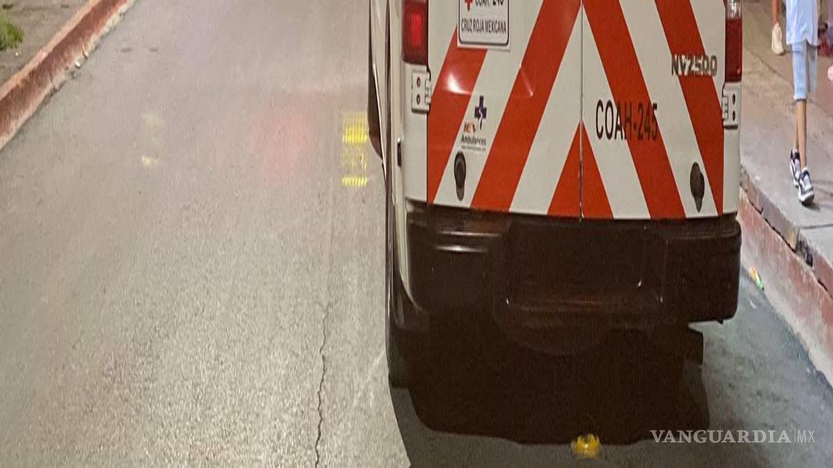$!Paramédicos de la Cruz Roja acudieron al cruce de Miguel Ramos Arizpe y Carlos Salazar para brindar atención a los ocupantes de una motocicleta.