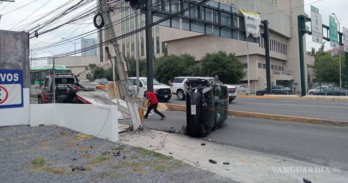 Termina volcado con su Tesla en Nuevo León; lo llevaba en piloto automático