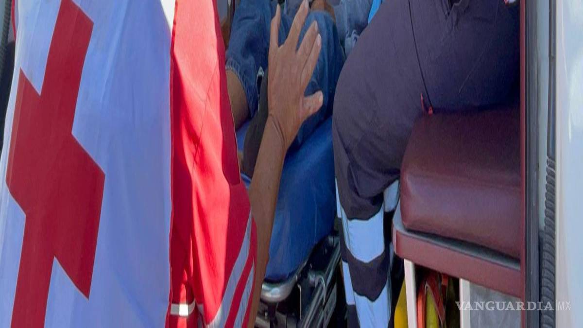 $!Paramédicos de la Cruz Roja acudieron al lugar para valorar al lesionado, quien en un inicio rechazó ser trasladado a un hospital.