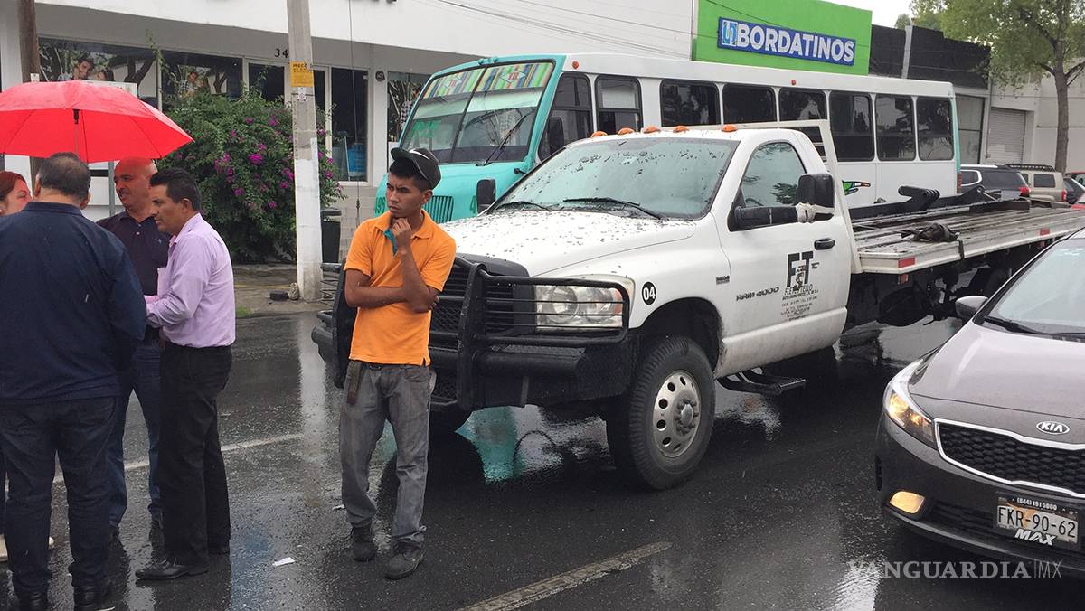 $!Cae lluvia en Saltillo y se desatan choques en periférico