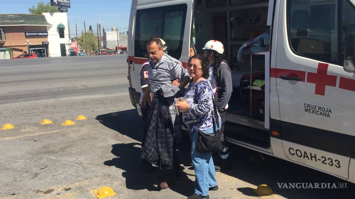 $!Motociclista arrolla a hombre en la zona centro de Saltillo; ambos resultan lesionados