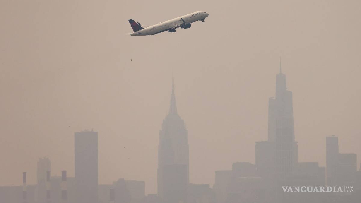 $!Un avión despega del aeropuerto LaGuardia en Nueva York.