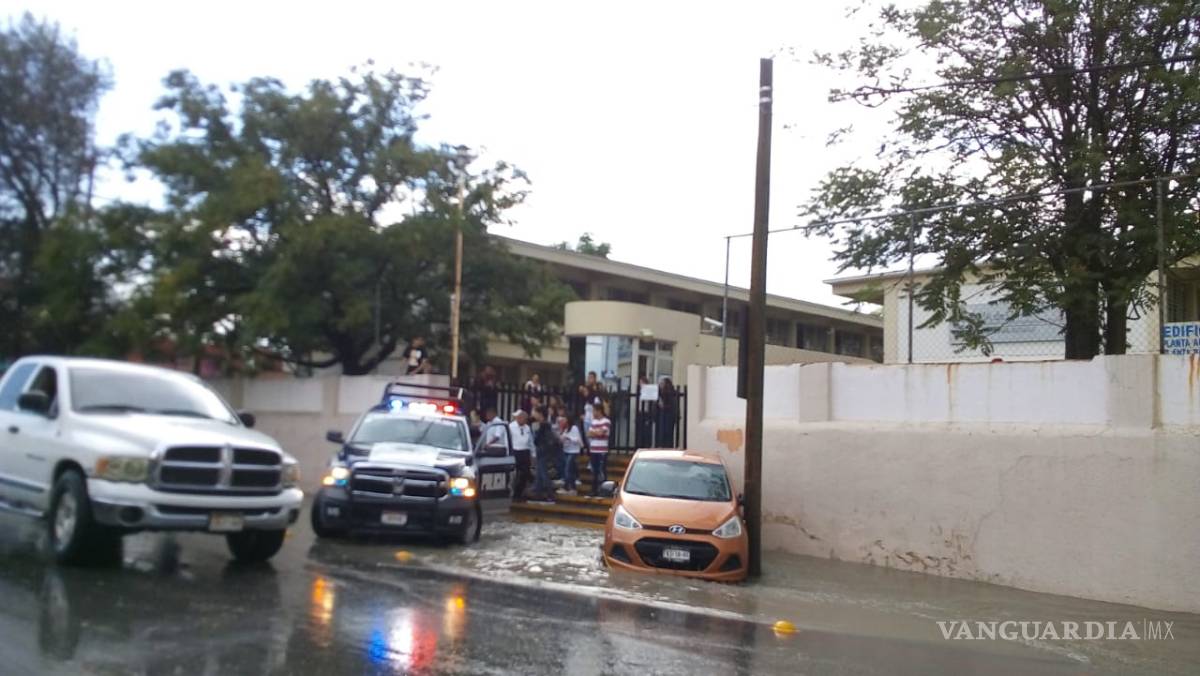 $!Cierran vialidades de Saltillo por fuertes lluvias