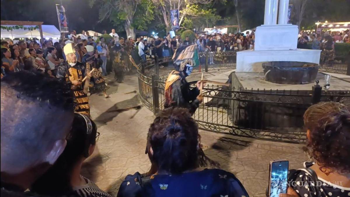 $!El espectáculo de pirotecnia marcó el cierre de la tradicional Vendimia de Parras.