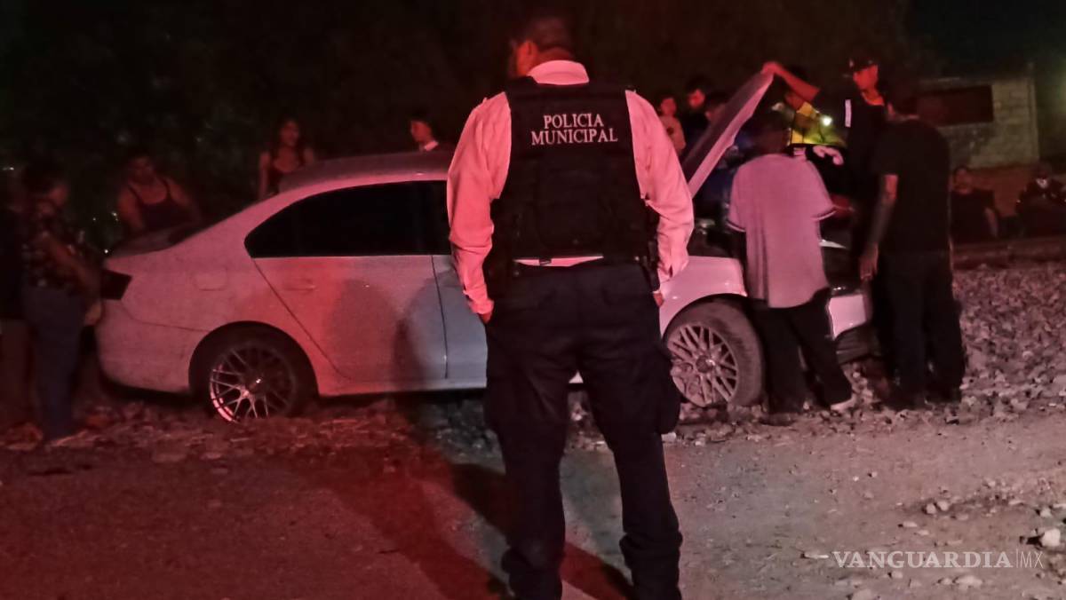 $!El vehículo tuvo que ser retirado del lugar con la ayuda de una grúa.