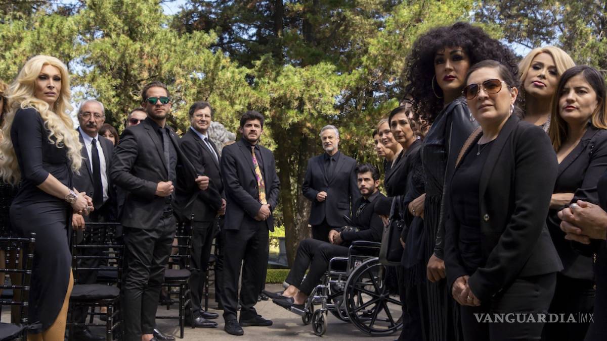 $!Lleno de travestis, el funeral de Verónica Castro en La Casa de las Flores