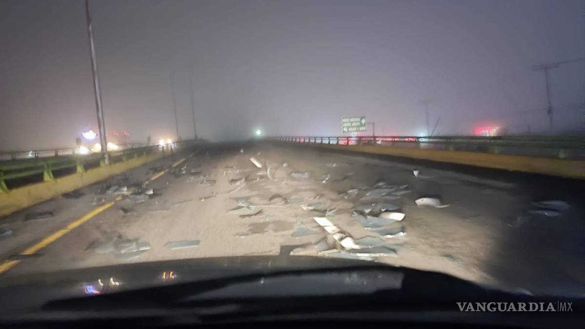 $!Un tráiler tiró la carga de aluminio que transportaba sobre la carretera, frente a Mubea.